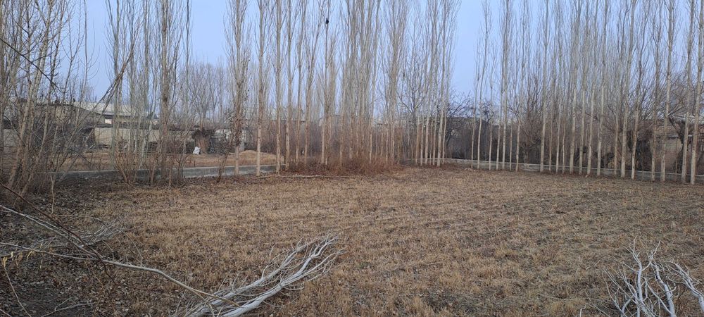 Yer uchastka, 3 ta xonasi chala bitgan. Shaharga 2 km.