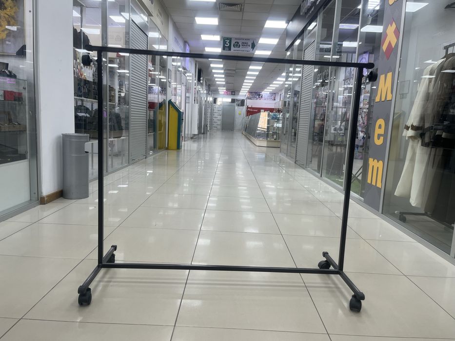 Вешелка чёрного цвета.