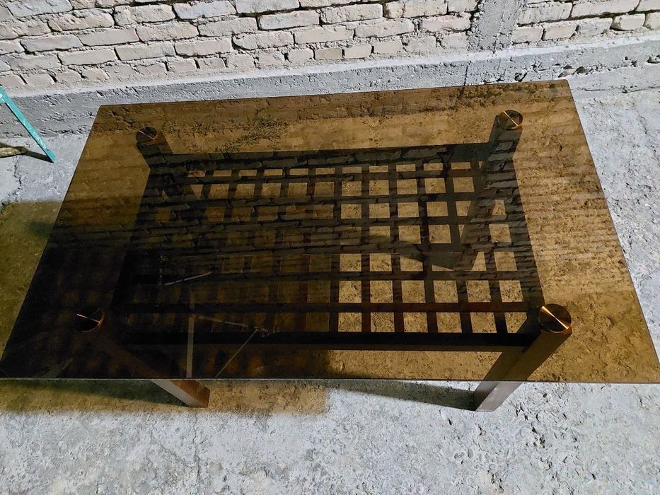 Продаётся стеклянный стол в комплекте два стула в хорошем состоянии.