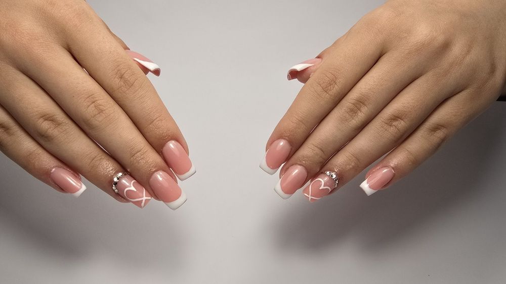 Коледна промоция: Маникюр + Парафинова терапия – празнична цена!