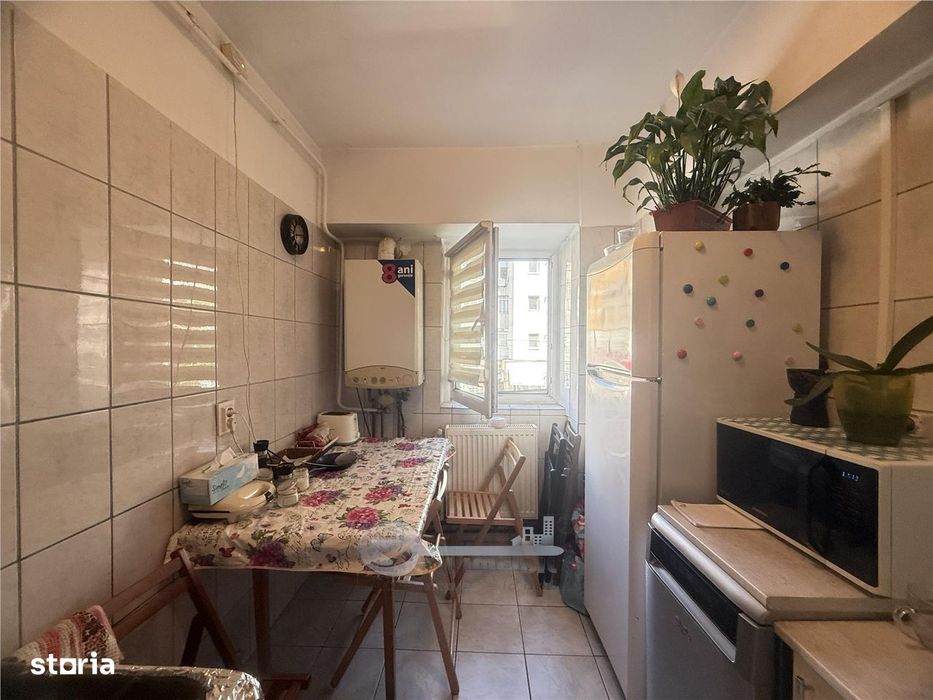2 Cam Galata Bulevard, Et 1, Decomandat,  2 Balcoane