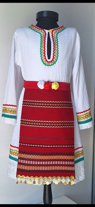 Народни носии за момичета и жени