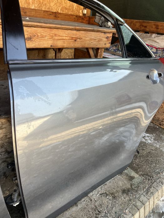 Продам двери на Камри 40