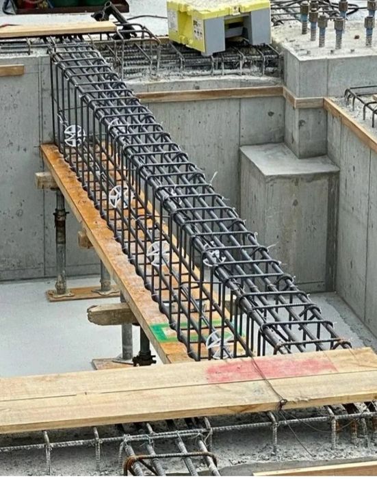 Casa cu mansarda de la 250 euro mp la rosu și 500 euro la gata