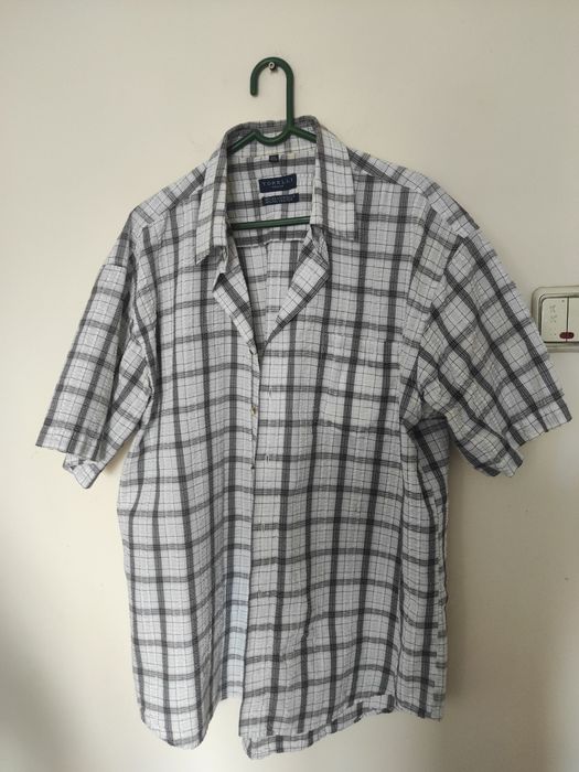 Cămăși cu mânecă lungă și scurtă, diferite mărimi, diferite modele, cu