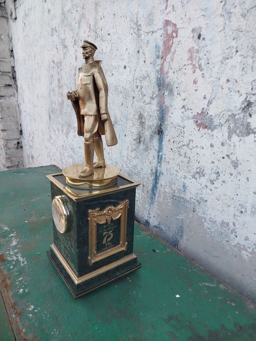Продам статуэтку Часы