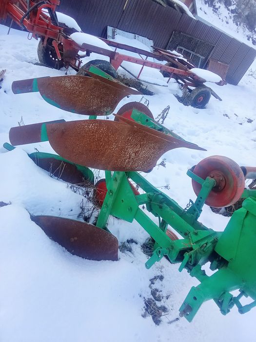 Vând remorca plug și met erbicidat