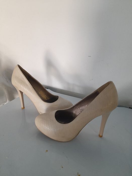 Продаются  разные туфли .