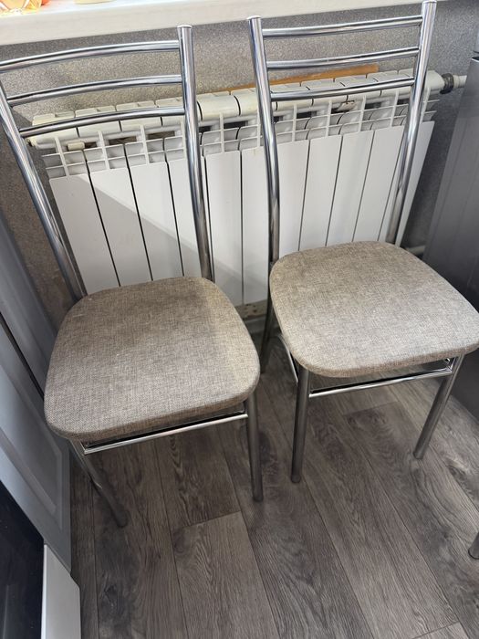 Продаю стол кухонный со стульями