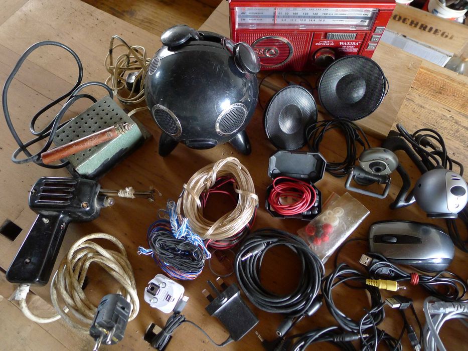 Set cabluri boxe, încărcătoare, minicamere video, ceas, pistol și creion lipit, radio etc