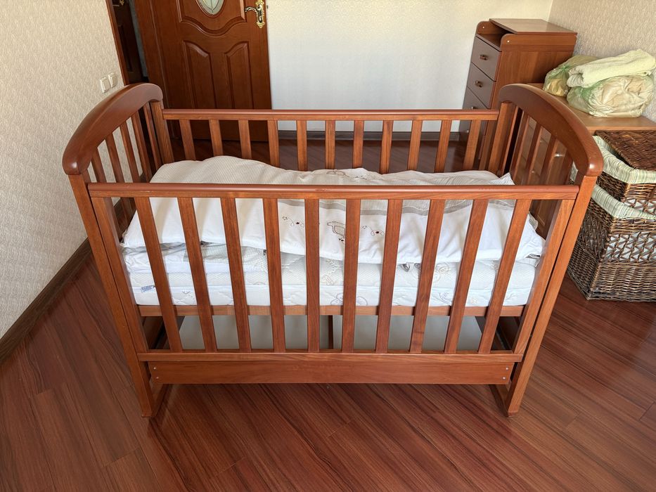 Продам колыбельную кроватку