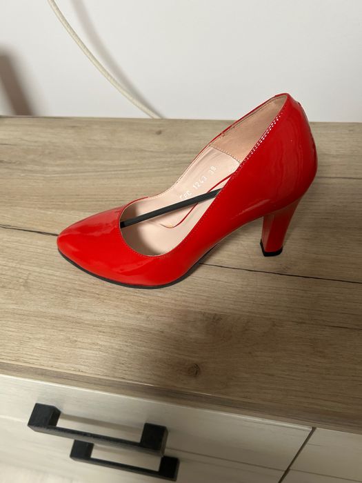 Pantofi roșii pentru Crăciun