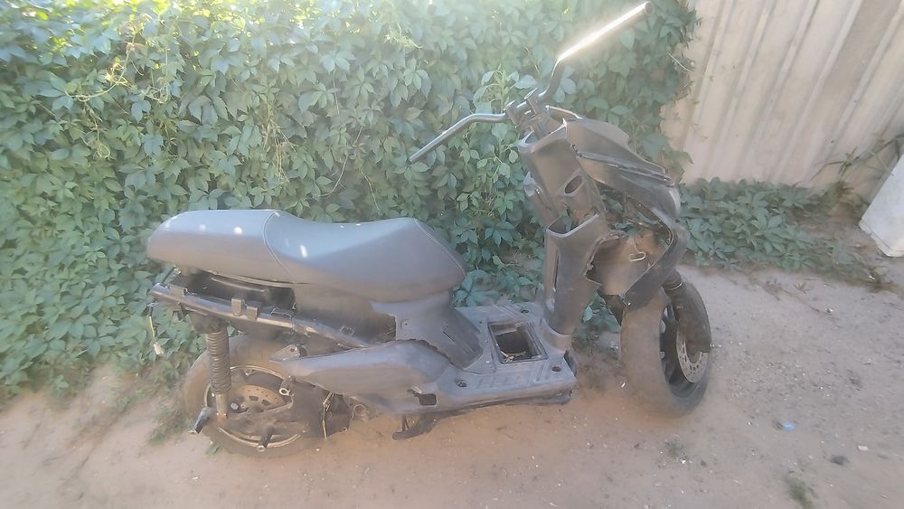 Продам обмененяю скутер м8