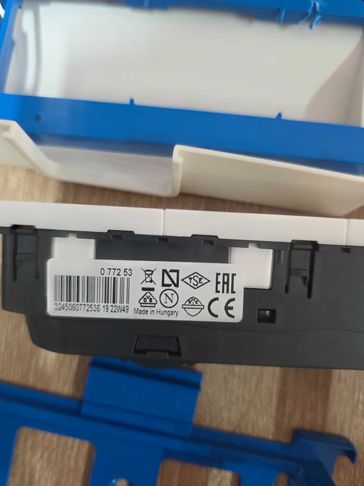 Unitate de priza cu 3 cai pentru plinta Cablecoach Habengut CC10042