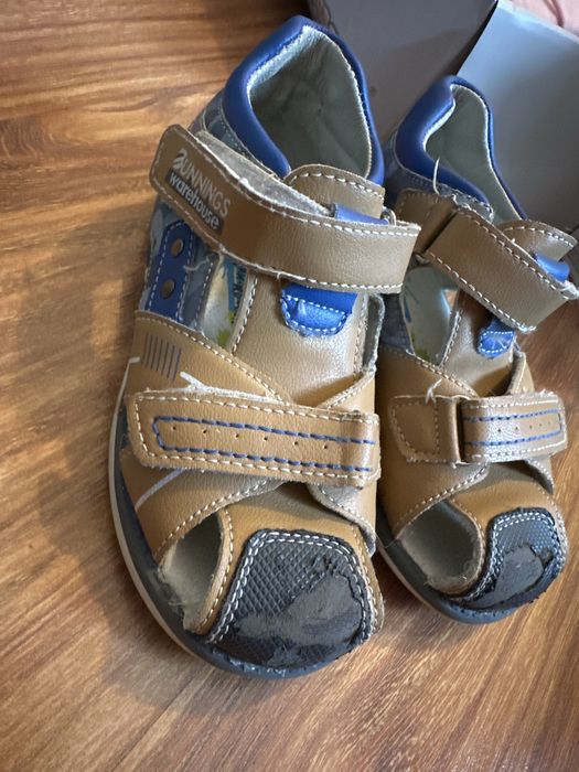 Отдам сандали на мальчика размер 27