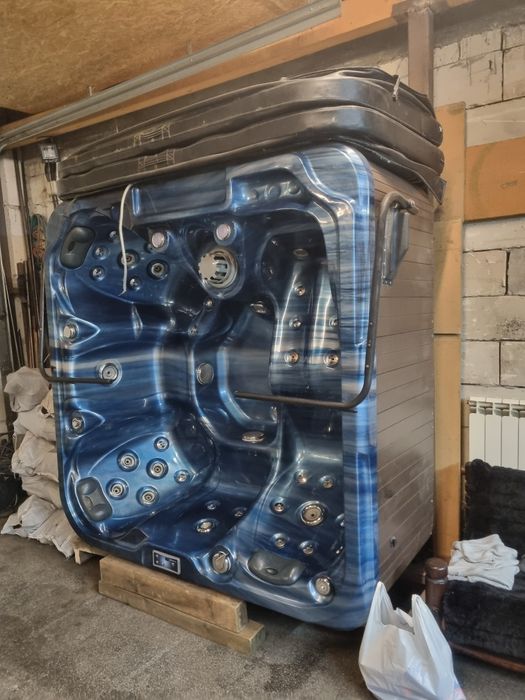 Cada cu hidromasaj- jacuzzi -hot tub