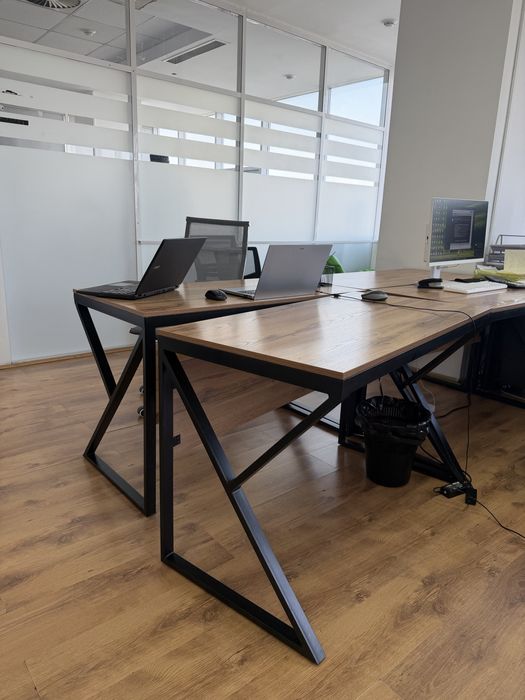 Офисные стол и стулья