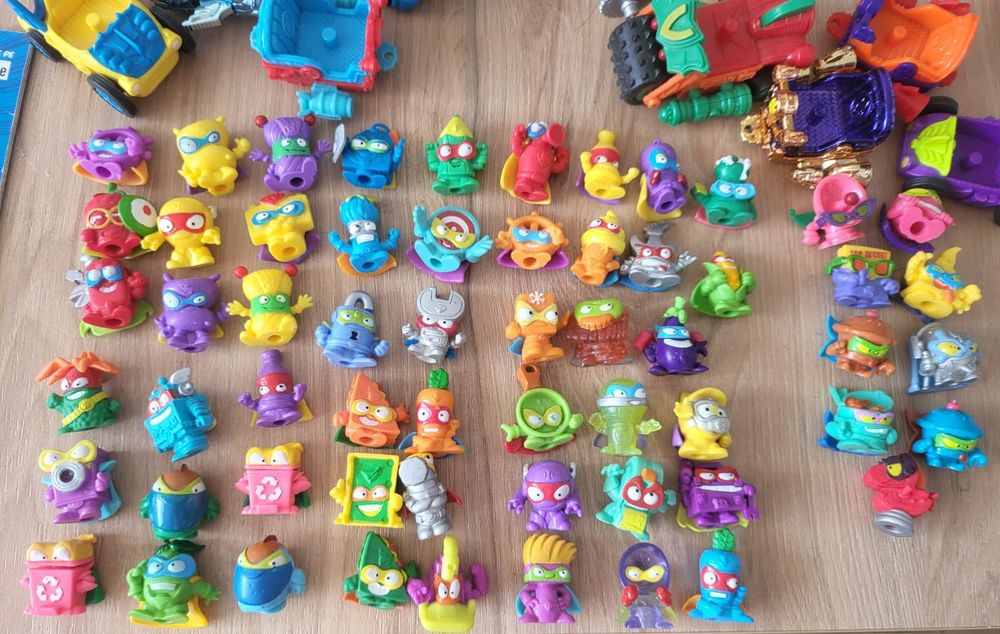 Superzings lot 40 figurine, 10 masinute si 2 reviste