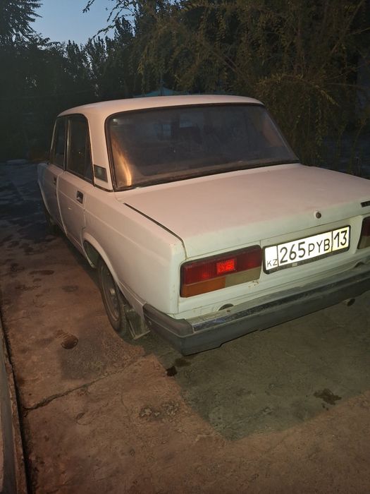 Машина ваз 2107...