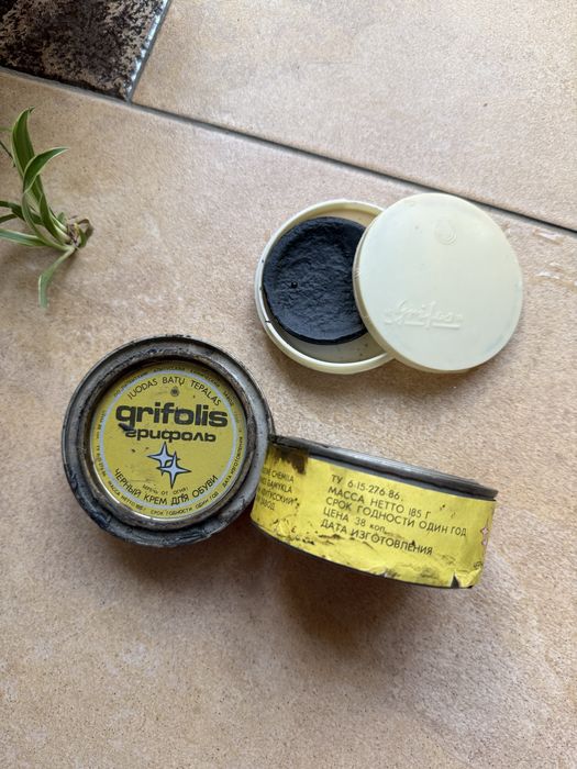 Продаётся гуталин - средсво для полировки и ухода за кожаной обувью