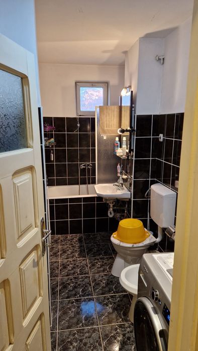 Închiriez apartament 4 camere - parter