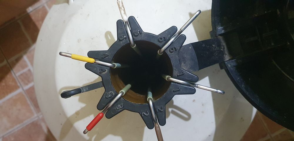 Recipient pt pastrat material seminal tauri, container cu azot lichid