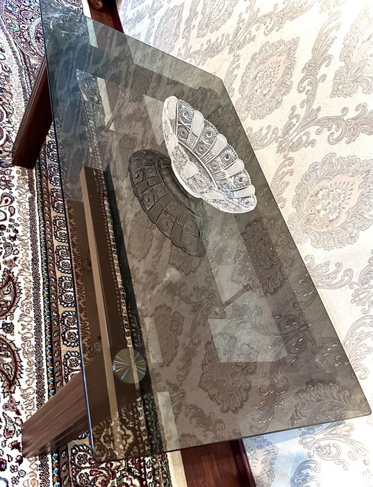 Продаю стекляный журнальный столи