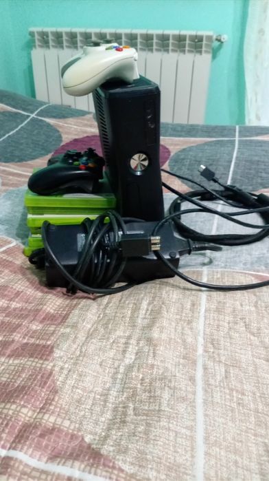 Xbox 360 in stare foarte bună, ne folosit din ianuarie anul 2025, 7 jocuri incluse două controlăre perfec funcționale