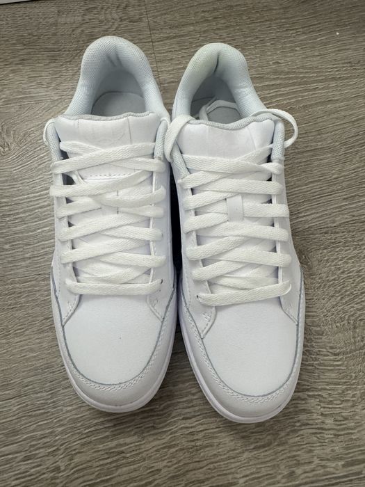 Белые кроссовки under armour