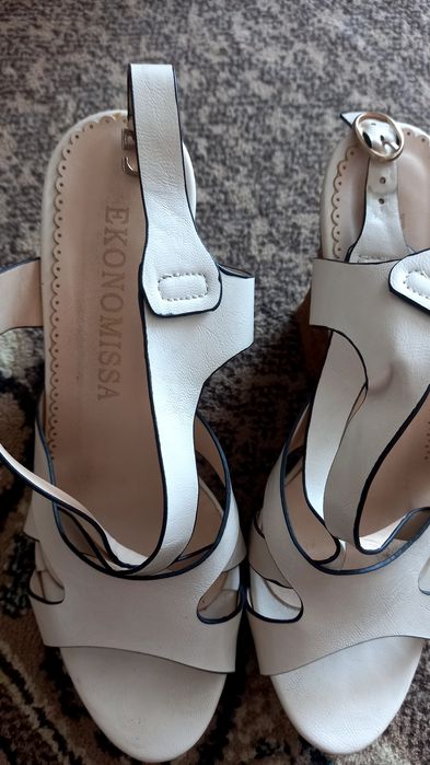 Продам босоножки на платформе