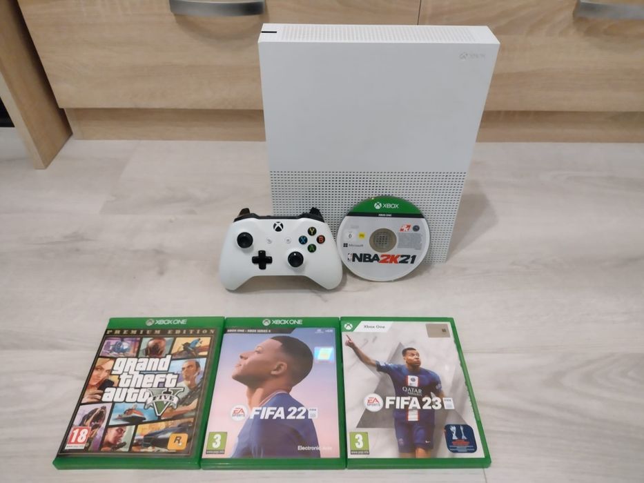 Vând Xbox One S cu 5 jocuri/ un controller + bonus un controller