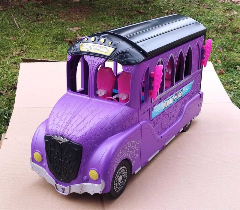 Парти-автобус с бар за кукли Монстър Хай и Барби / Monster High Bus