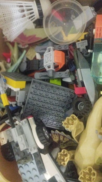Продам конструкторы, игрушки.