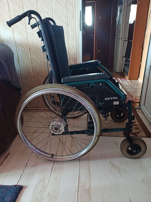 Vând  scaun cu rotile