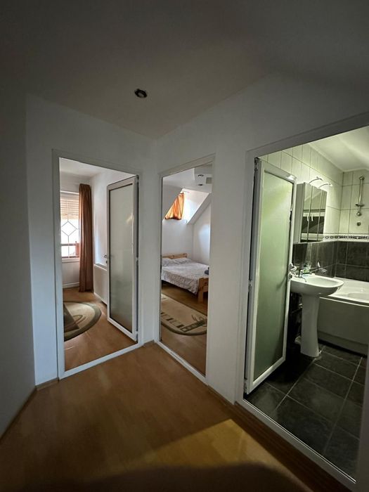 Apartament de închiriat în casă – 3 dormitoare, 2 băi și curte