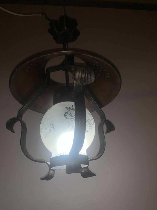 Aplica tavan din fier forjat si adajur de sticla cu ornament de cupru