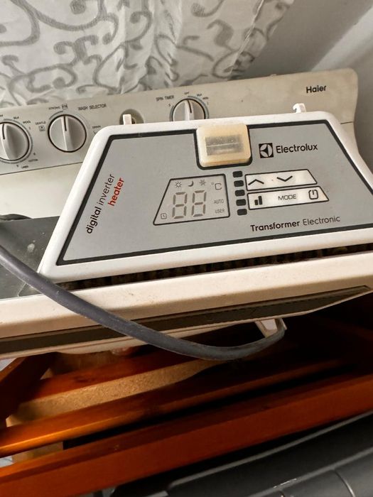 Ковёр, стол, под телевизор