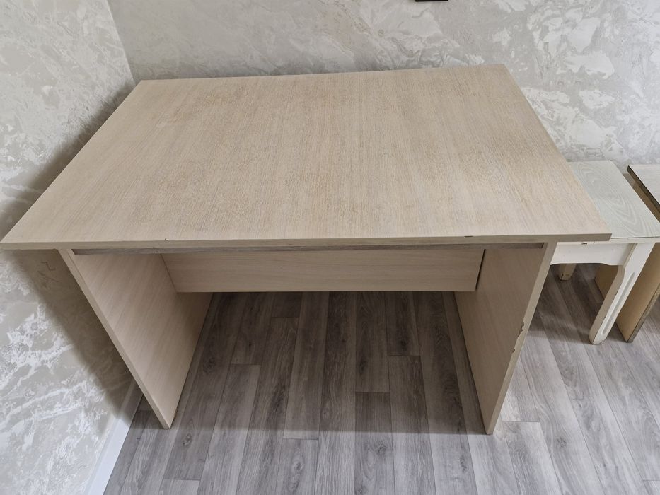 Продам стол и два стула