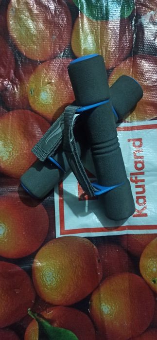 Set gantere fier 1 kg, înveliș neopren gri.