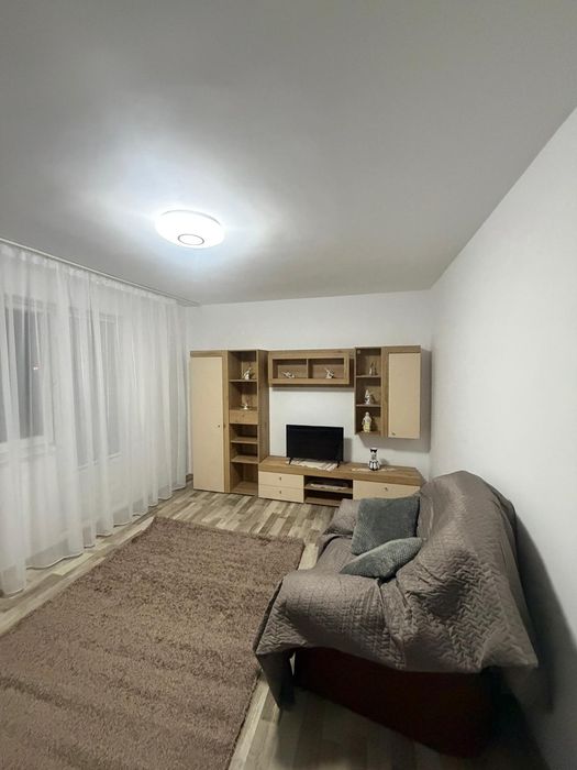 Închiriez apartament cu centrală o cameră