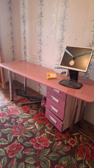 Продаётся шкаф, стол, кровать