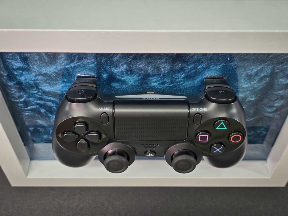 Dualshock 4 контролер в рамка с епоксидна смола