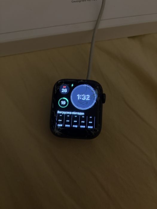 Продаю Apple Watch SE 2 с разбитым стеклом