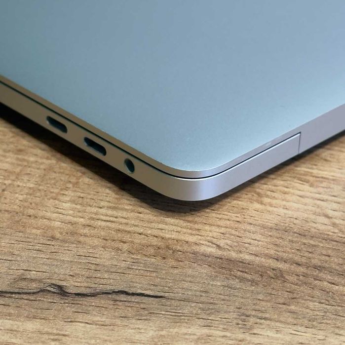 MacBook Pro 16 i9 2.4GHz SSD 1TB RAM 64GB DDR4 AMD Radeon Pro 5500M Silver - GARANTIE 12 LUNI | TrueGSM