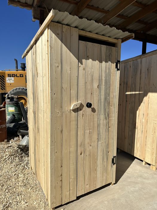 Туалет уличний деревянныий