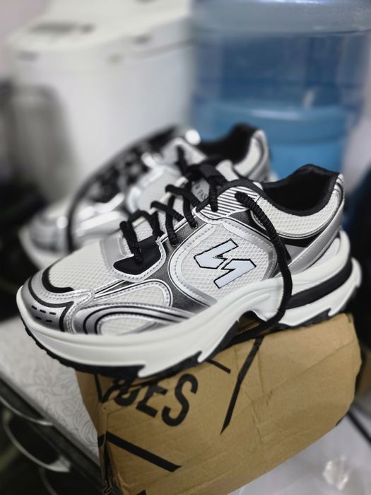 Продам новые кроссовки