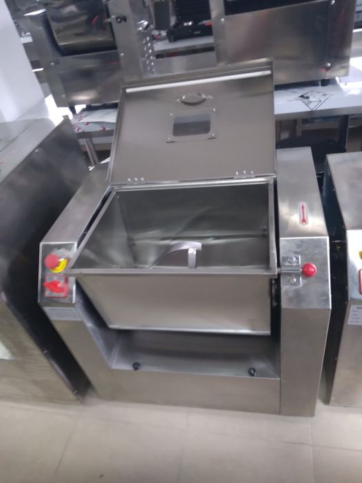 Тестомесачки Месобъркачки от два различни производители