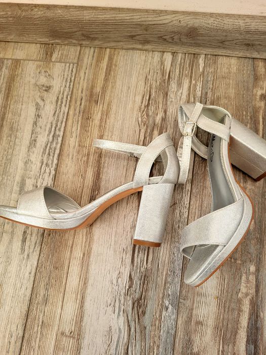 Сребристи сандали
