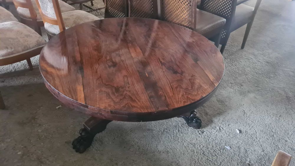 повдигаща се маса с барокови крака