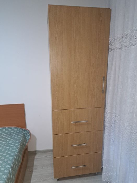Dulap cu 1 ușa  și sertare .